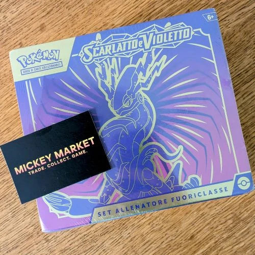 Mickey Market Set Allenatore Fuoriclasse Pokemon Scarlatto e Violetto Miraidon ITA Italiano